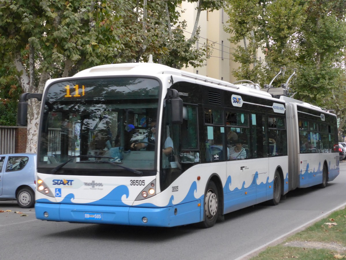 (165'586) - START Cesena - Nr. 36'505/RN 505 - Van Hool Gelenktrolleybus am 23. September 2015 beim Bahnhof Rimini
