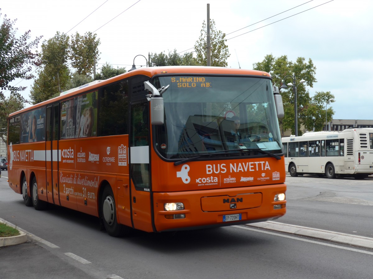 (165'761) - Bus Navetta - EP-720 HT - MAN am 25. September 2015 beim Bahnhof Rimini
