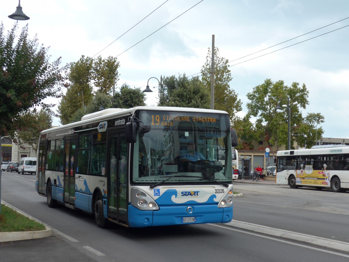 (165'805) - START Cesena - Nr. 32'126/DZ-177 ZN - Irisbus am 25. September 2015 beim Bahnhof Rimini