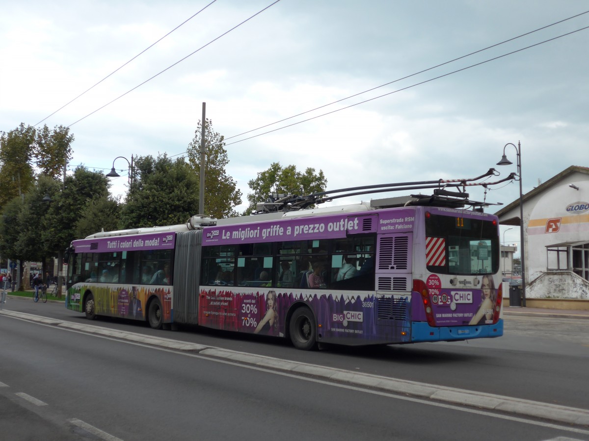 (165'810) - START Cesena - Nr. 36'501/RN 501 - Van Hool Gelenktrolleybus am 25. September 2015 beim Bahnhof Rimini