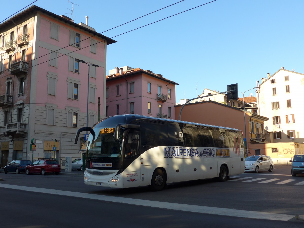 (165'820) - Malpensa Shuttle, Milano - Nr. 262/EZ-548 YY - Iveco am 25. September 2015 beim Bahnhof Milano Centrale