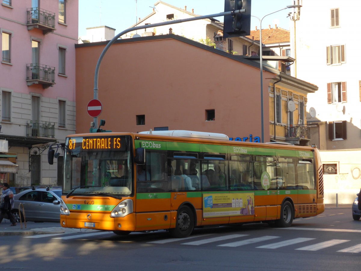 (165'823) - ATM Milano - Nr. 6220/DS-316 PV - Irisbus am 25. September 2015 beim Bahnhof Milano Centrale