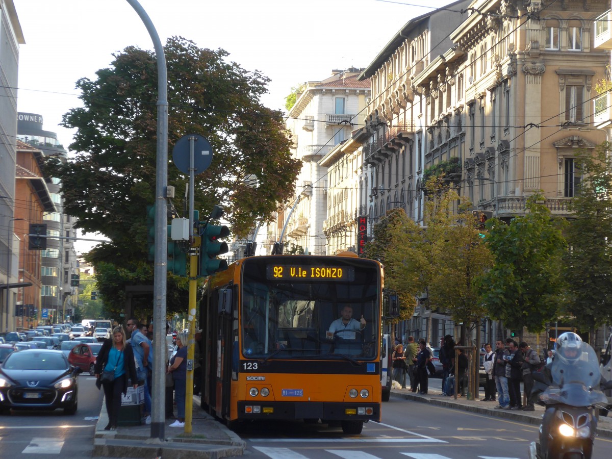 (165'825) - ATM Milano - Nr. 123/MI 123 - Iveco/Socimi Gelenktrolleybus am 25. September 2015 beim Bahnhof Milano Centrale