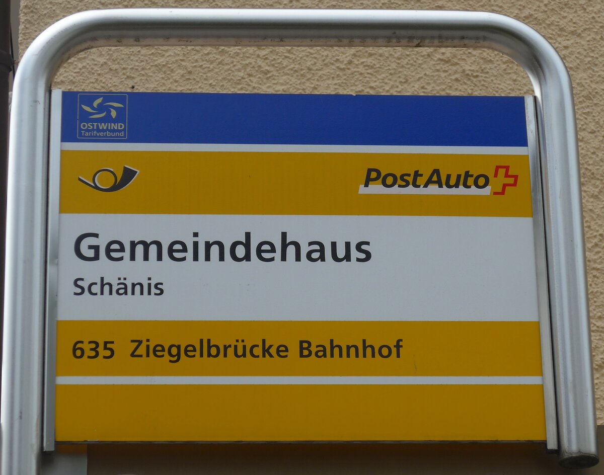 (166'125) - PostAuto-Haltestellenschild - Schnis, Gemeindehaus - am 10. Oktober 2015