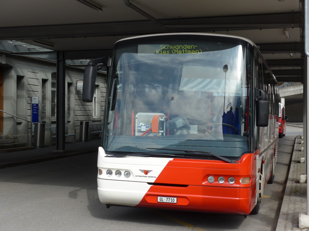 (166'156) - AS Engi - Nr. 10/GL 7710 - Neoplan am 10. Oktober 2015 beim Bahnhof Schwanden