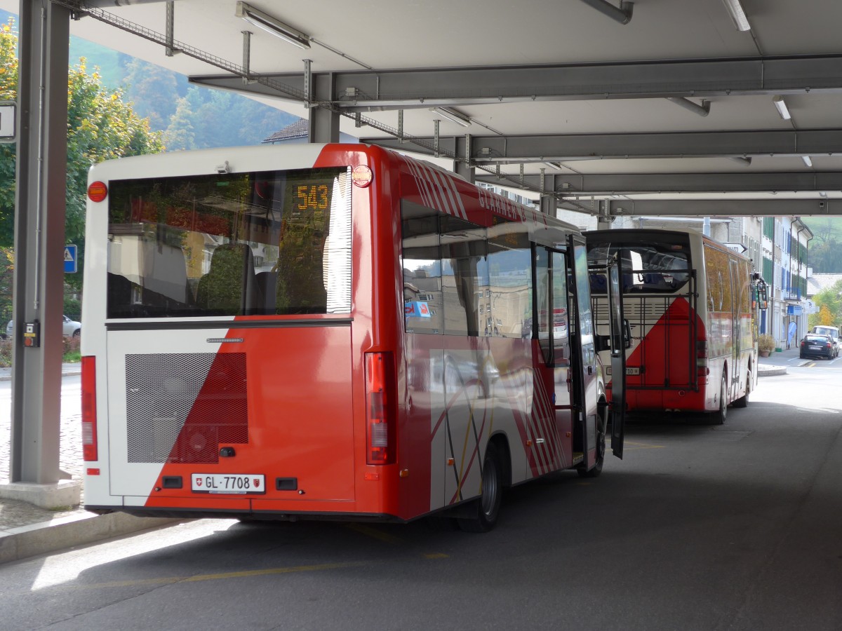 (166'157) - AS Engi - Nr. 8/GL 7708 - Mercedes/Kutsenits am 10. Oktober 2015 beim Bahnhof Schwanden