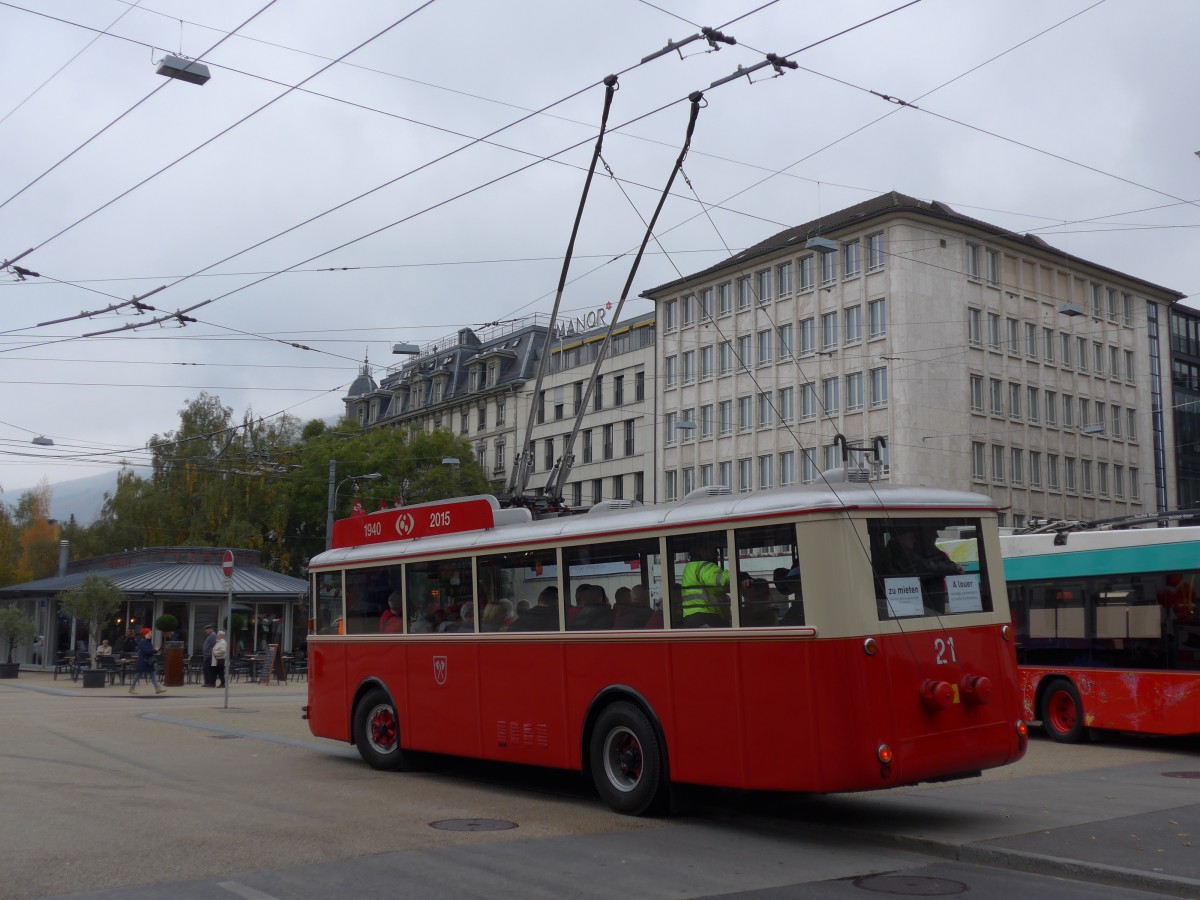 (166'327) - VB Biel - Nr. 21 - Berna/Hess Trolleybus am 24. Oktober 2015 in Biel, Zentralplatz