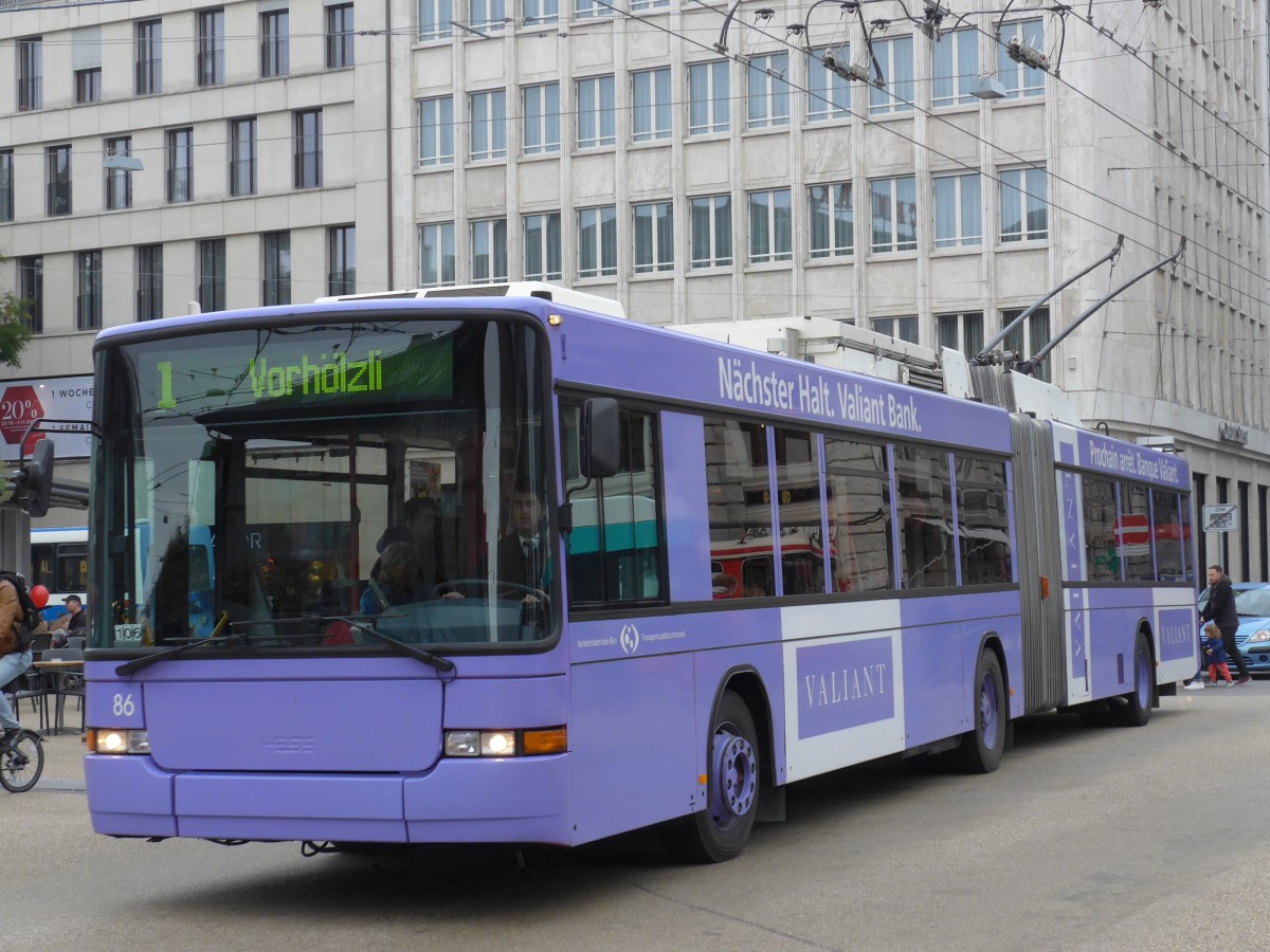 (166'366) - VB Biel - Nr. 86 - NAW/Hess Gelenktrolleybus am 24. Oktober 2015 in Biel, Zentralplatz