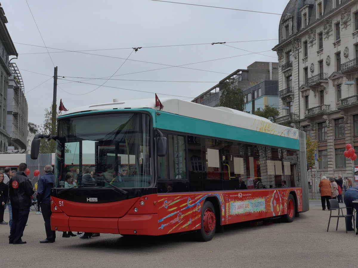 (166'386) - VB Biel - Nr. 51 - Hess/Hess Gelenktrolleybus am 24. Oktober 2015 in Biel, Zentralplatz