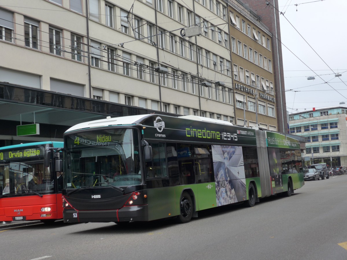 (166'410) - VB Biel - Nr. 53 - Hess/Hess Gelenktrolleybus am 24. Oktober 2015 beim Bahnhof Biel
