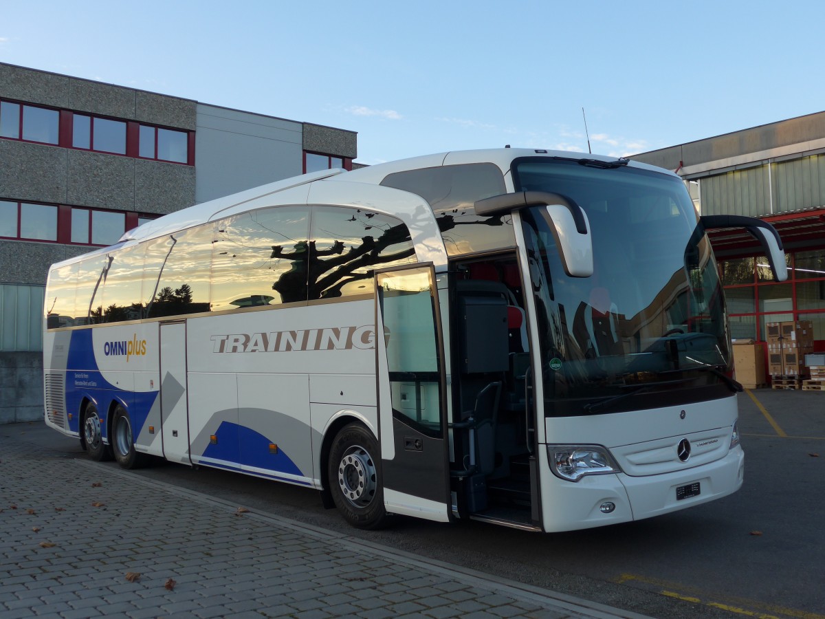 (166'561) - EvoBus, Kloten - Mercedes am 6. November 2015 in Kloten, EvoBus