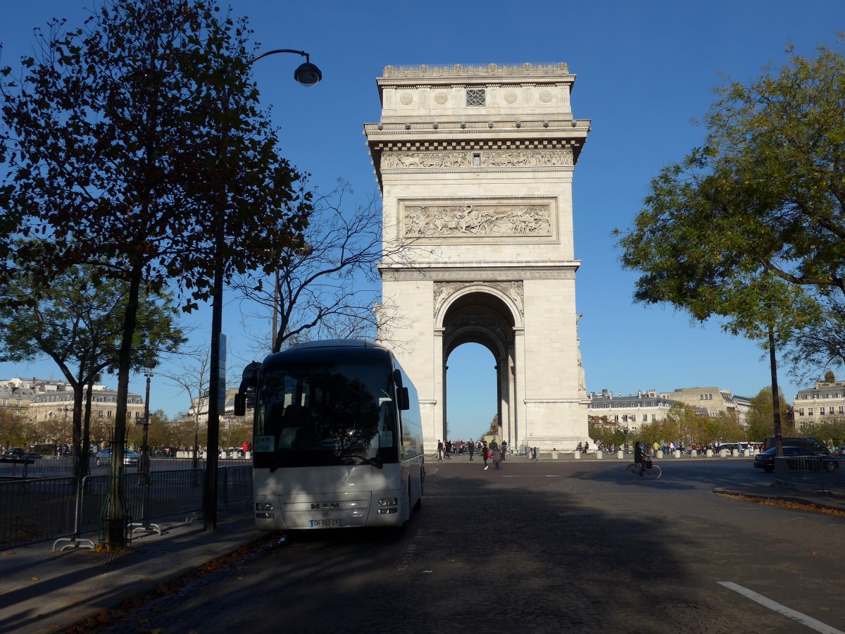 (166'680) - PNA, Villeron - CH 553 CY - MAN am 15. November 2015 in Paris, Arc de Triomphe