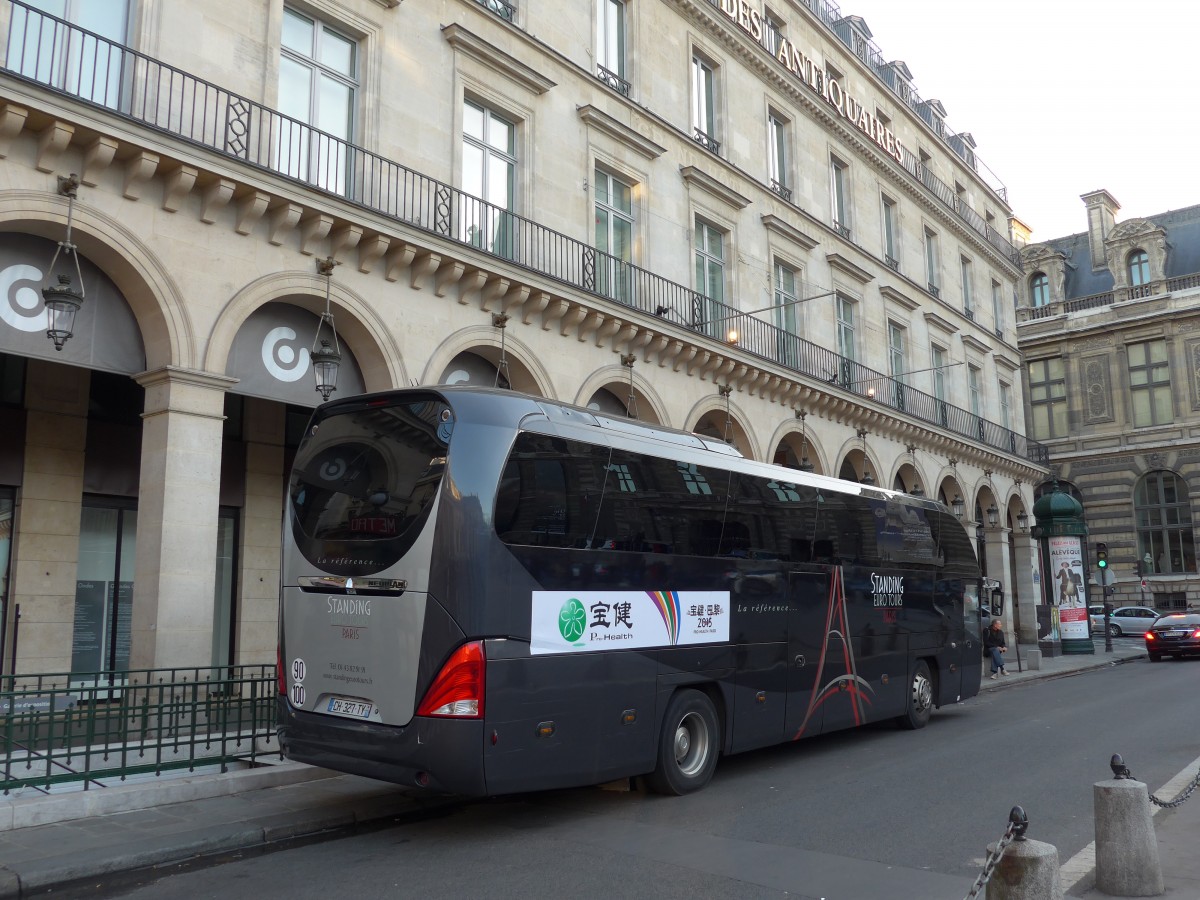 (166'721) - Standing, Paris - CH 327 TY - Neoplan am 15. November 2015 in Paris, Louvre