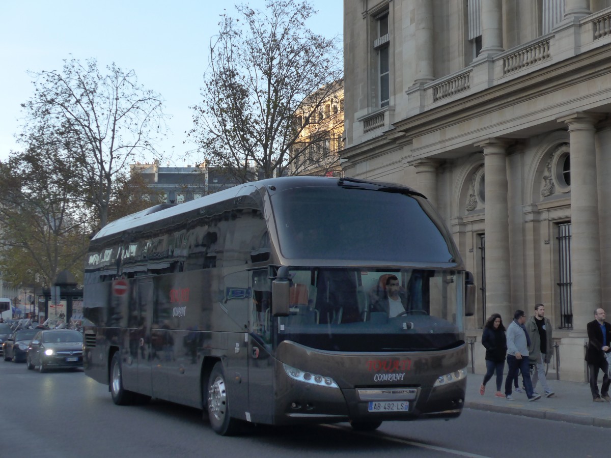 (166'728) - Touati, Yerres - AB 492 LS - Neoplan am 15. November 2015 in Paris, Louvre