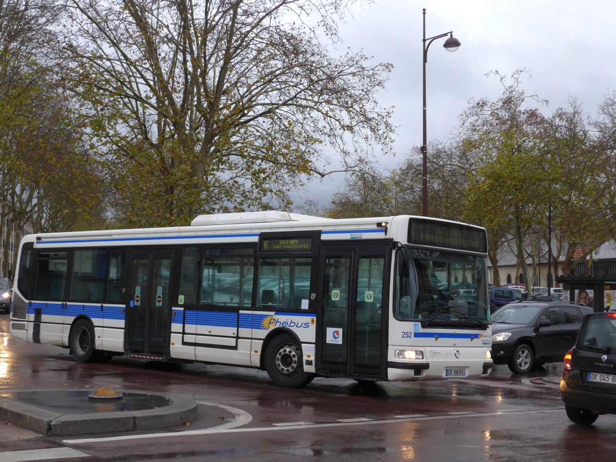 (167'233) - Keolis, Versailles - Nr. 252/CR 166 KX - Irisbus am 17. November 2015 in Versailles, Gare Rive Gauche