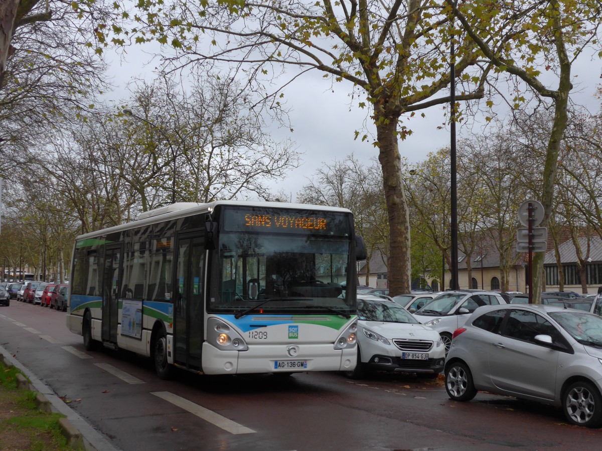 (167'235) - SQY BUS, Trappes - Nr. 11'209/AG 136 GM - Irisbus am 17. November 2015 in Versailles, Chteau