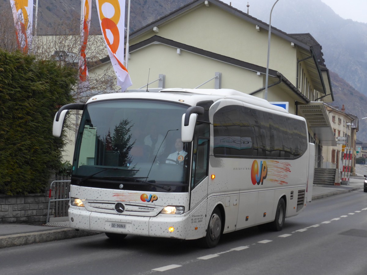 (167'565) - JP excursions, Genve - GE 96'849 - Mercedes am 29. November 2015 in Leytron, Route de Saillon