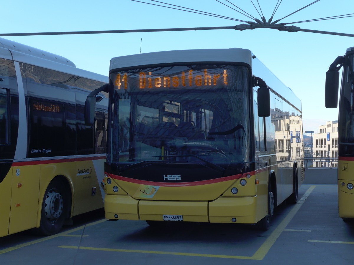 (167'627) - PostAuto Graubnden - GR 86'897 - Scania/Hess am 5. Dezember 2015 in Chur, Postautostation