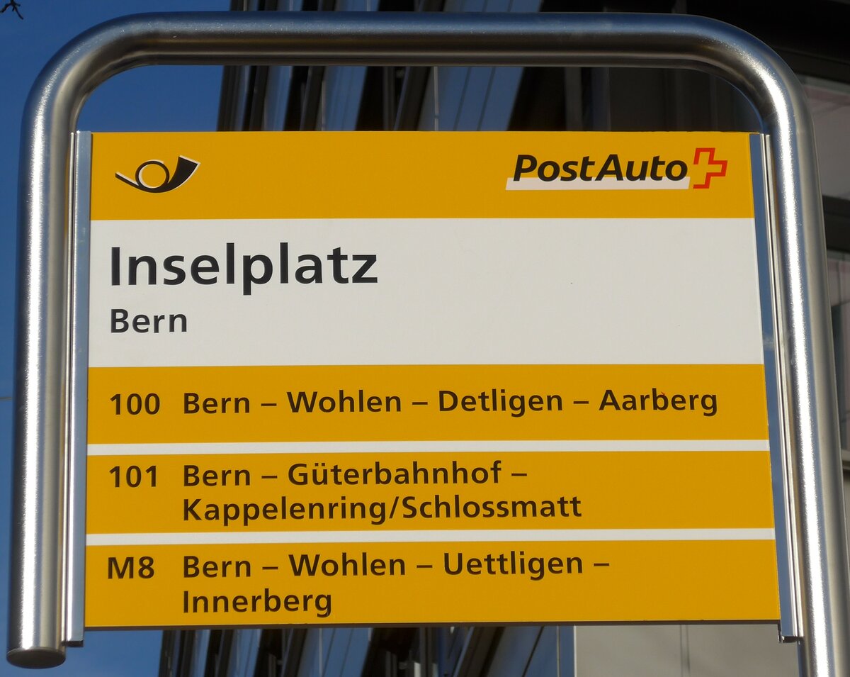 (167'751) - PostAuto-Haltestellenschild - Bern, Inselplatz - am 13. Dezember 2015