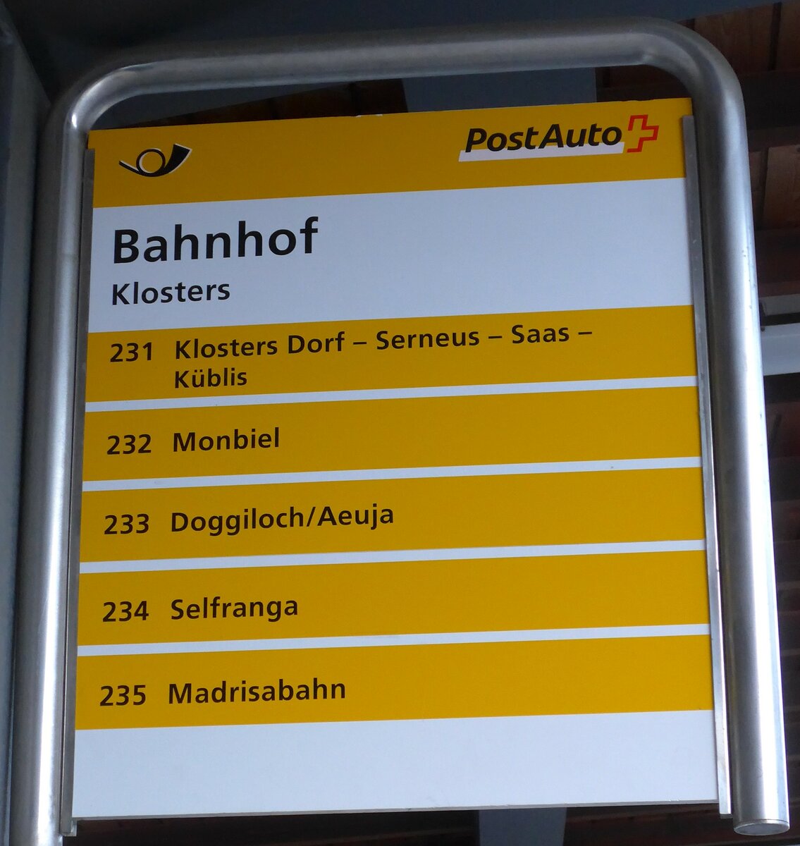 (167'776) - PostAuto-Haltestellenschild - Klosters, Bahnhof - am 19. Dezember 2015