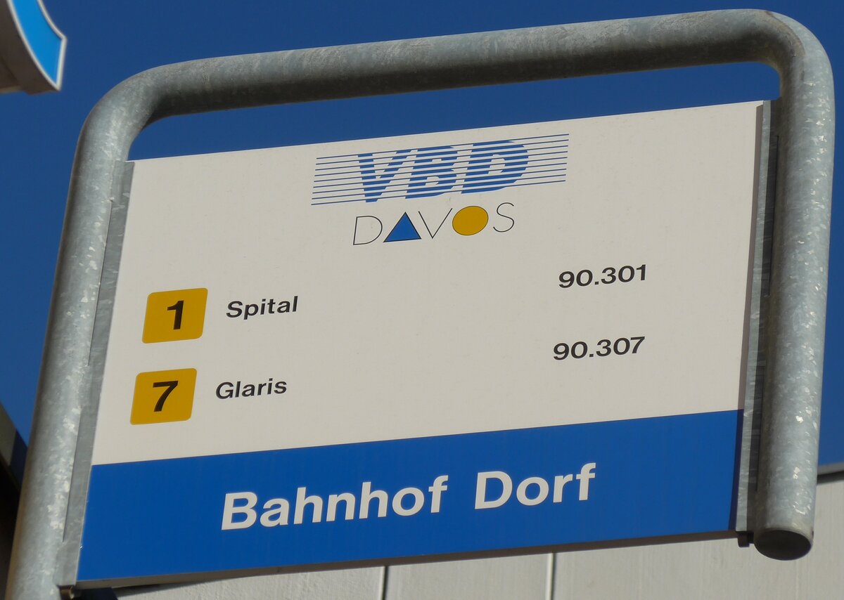 (167'796) - VBD-Haltestellenschild - Davos, Bahnhof Dorf - am 19. Dezember 2015