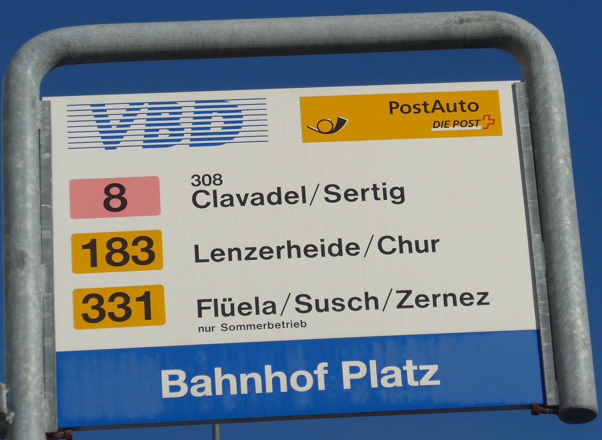 (167'810) - VBD/PostAuto-Haltestellenschild - Davos, Bahnhof Platz - am 19. Dezember 2015