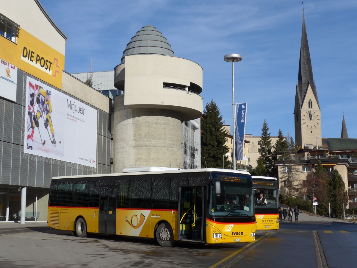 (167'819) - PostAuto Graubnden - GR 170'438 - Iveco am 19. Dezember 2015 beim Bahnhof Davos Platz