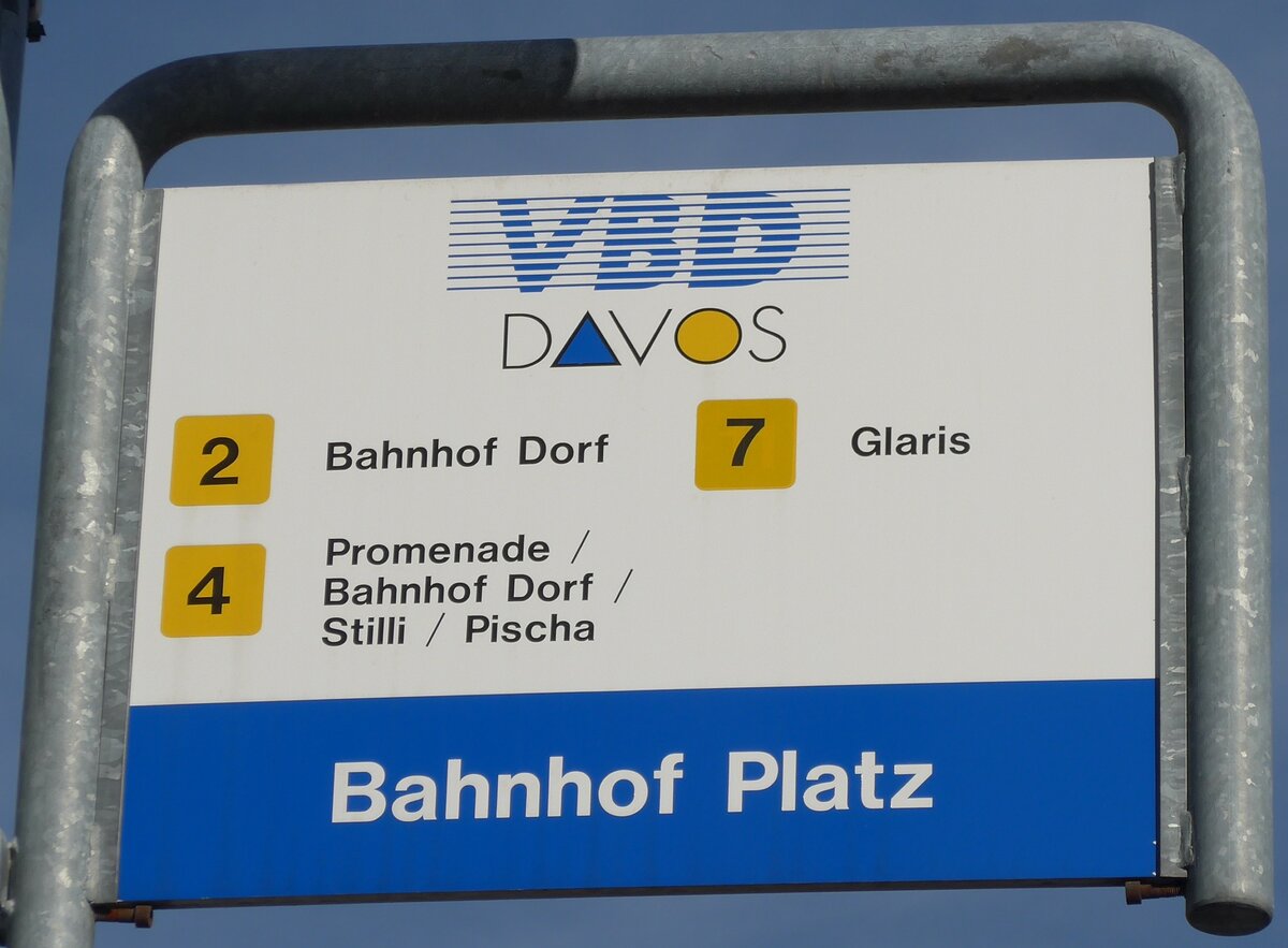(167'824) - VBD-Haltestellenschild - Davos, Bahnhof Platz - am 19. Dezember 2015