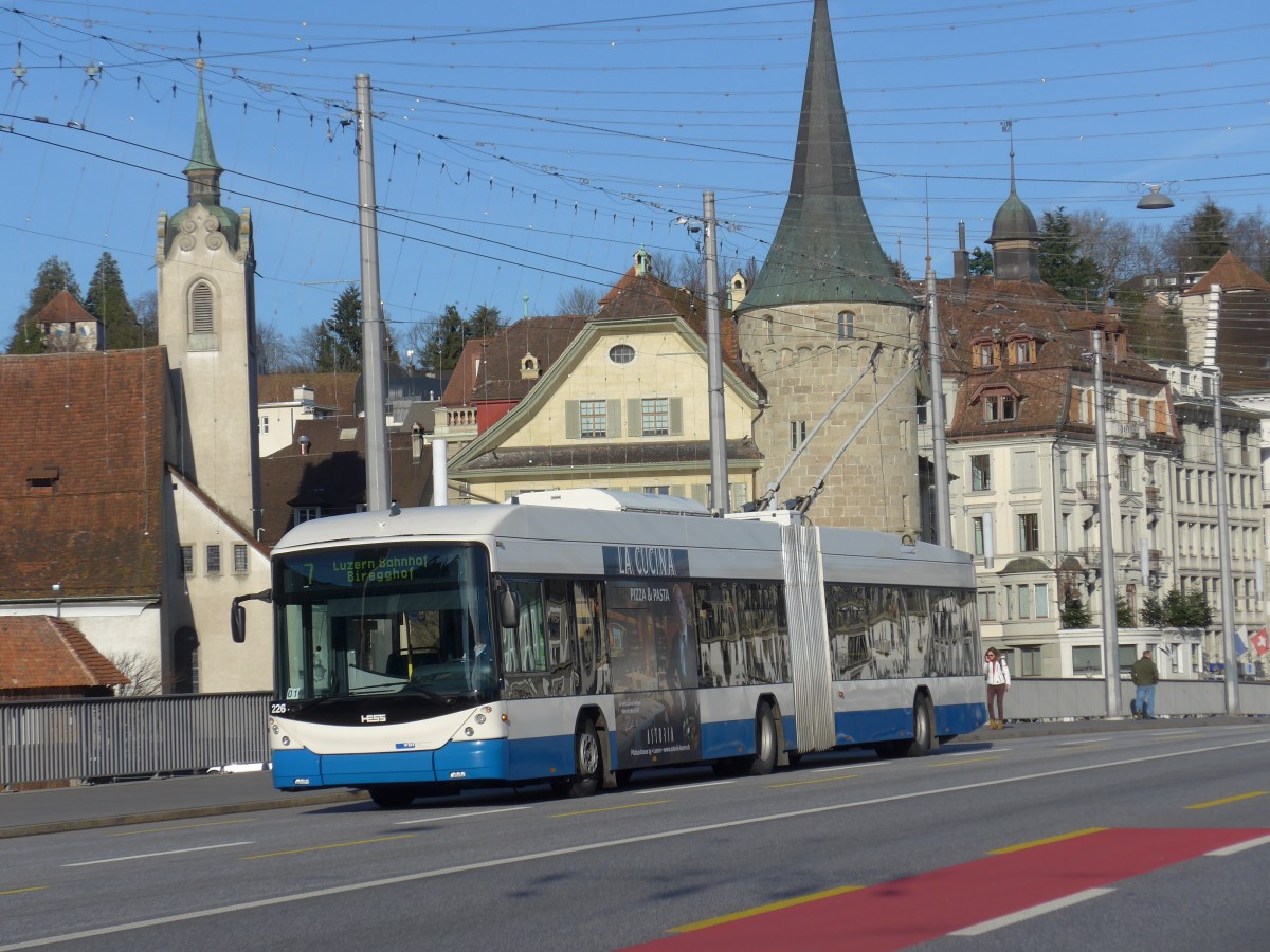 (167'915) - VBL Luzern - Nr. 226 - Hess/Hess Gelenktrolleybus am 25. Dezember 2015 in Luzern, Bahnhofbrcke