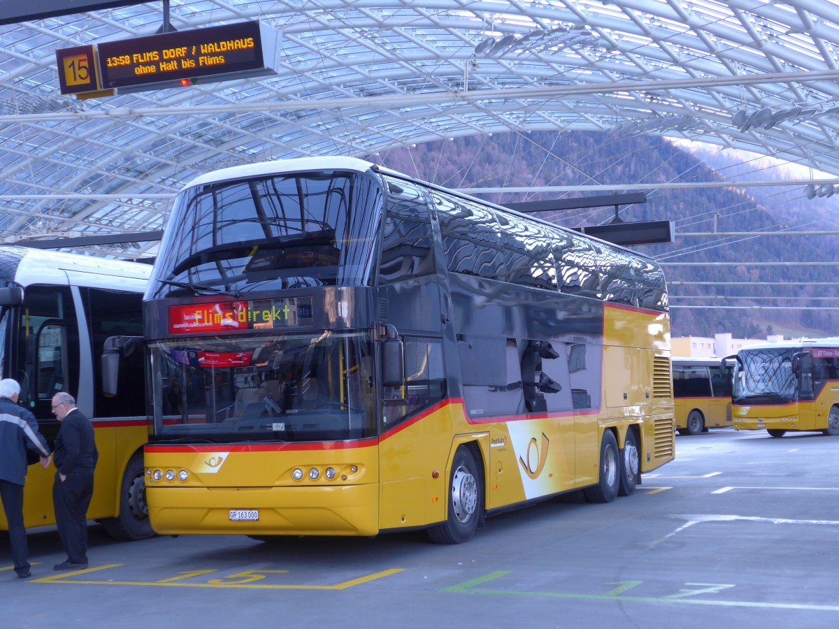 (168'017) - PostAuto Graubnden - GR 163'000 - Neoplan am 26. Dezember 2015 in Chur, Postautostation