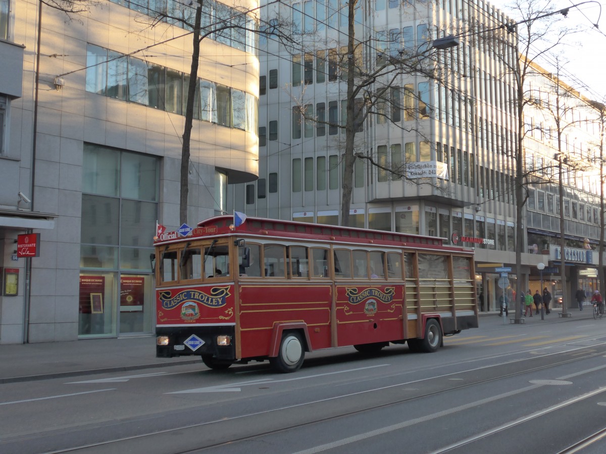 (168'040) - Meier, Zrich - ZH 425'832 - Classic Trolley am 26. Dezember 2015 in Zrich, Lwenstrasse