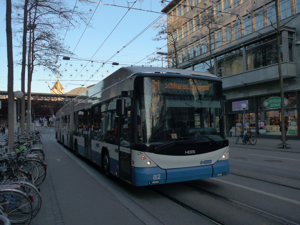 (168'043) - VBZ Zrich - Nr. 82 - Hess/Hess Doppelgelenktrolleybus am 26. Dezember 2015 in Zrich, Lwenstrasse