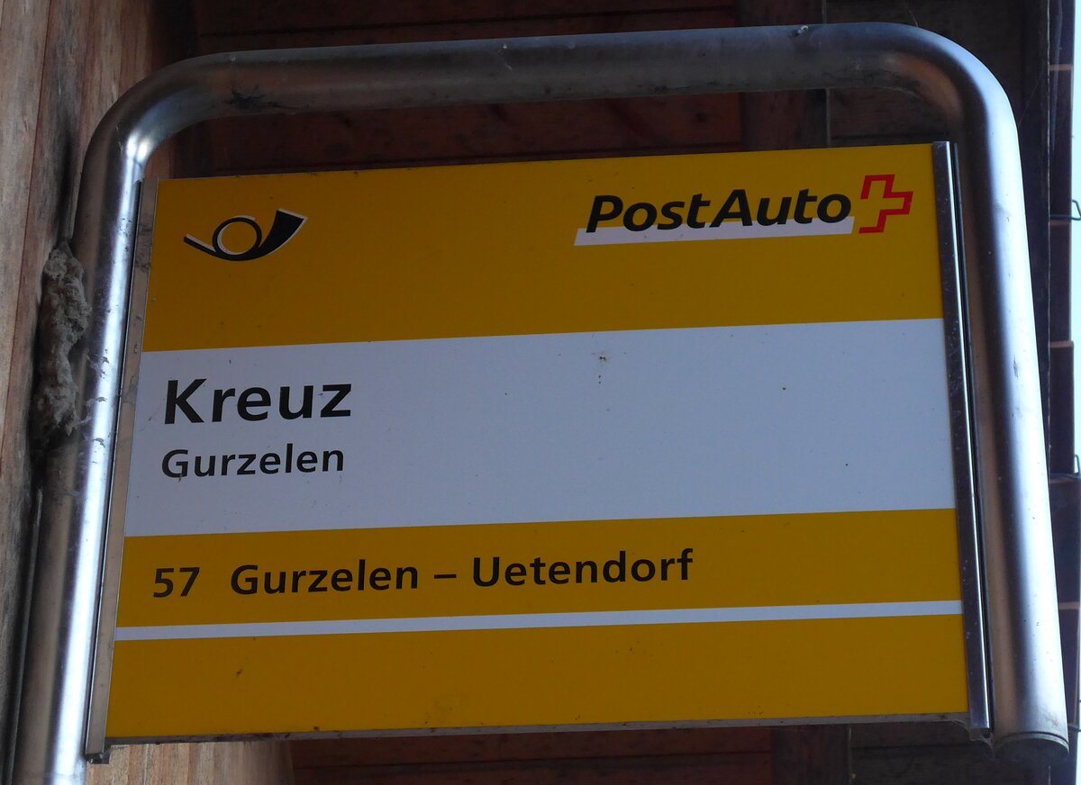 (168'133) - PostAuto-Haltestellenschild - Gurzelen, Kreuz - am 30. Dezember 2015