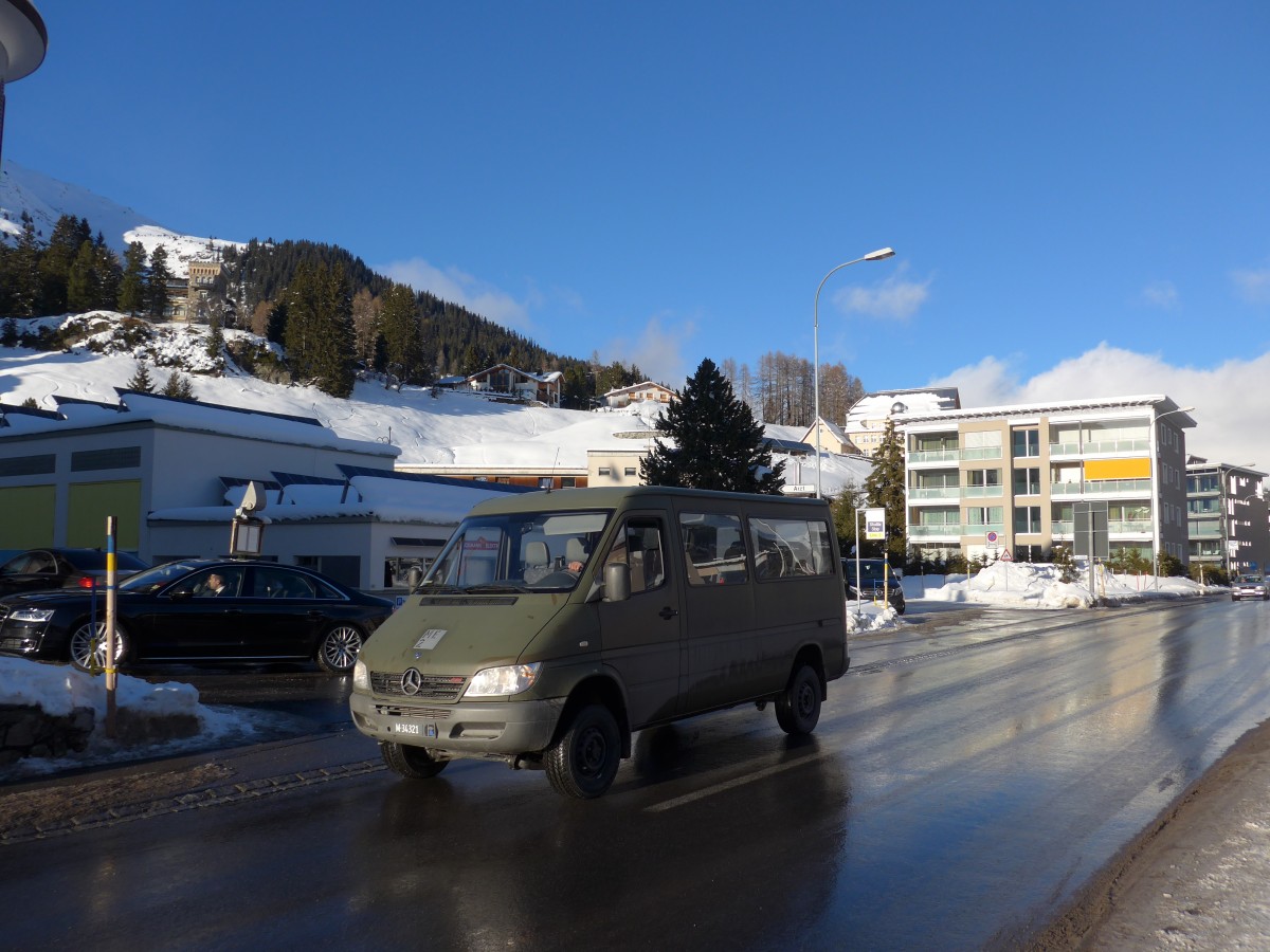 (168'542) - Schweizer Armee - M+34'321 - Mercedes am 23. Januar 2016 in Davos, Bahnhofstrasse