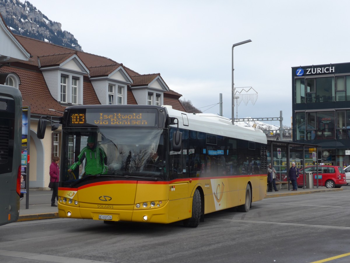 (168'566) - PostAuto Bern - BE 610'536 - Solaris am 24. Januar 2016 beim Bahnhof Interlaken Ost