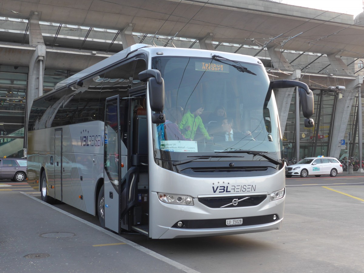 (168'697) - VBL Luzern - Nr. 806/LU 15'028 - Volvo am 6. Februar 2016 beim Bahnhof Luzern