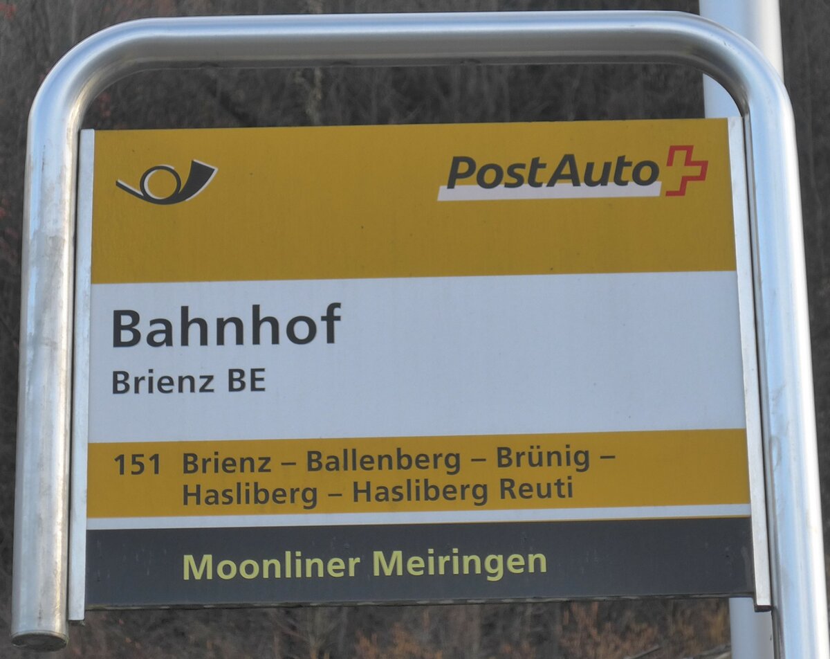 (168'792) - PostAuto-Haltestellenschild - Brienz BE, Bahnhof - am 21. Februar 2016