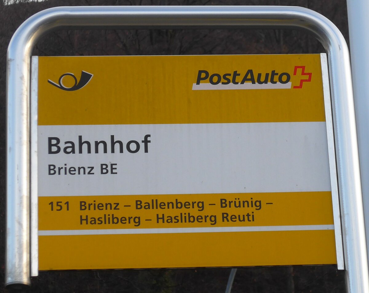 (168'793) - PostAuto-Haltestellenschild - Brienz BE, Bahnhof - am 21. Februar 2016