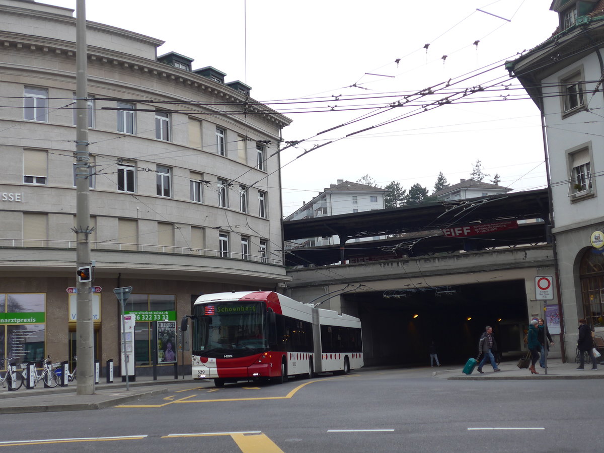 (169'231) - TPF Fribourg - Nr. 529 - Hess/Hess Gelenktrolleybus am 13. Mrz 2016 beim Bahnhof Fribourg