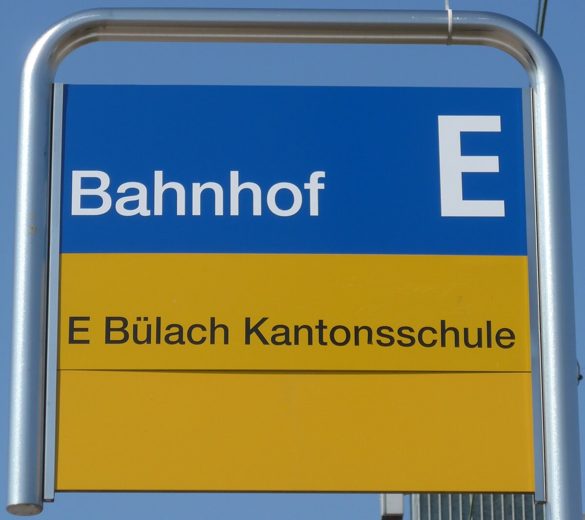(169'310) - ZVV/PostAuto-Haltestellenschild - Blach, Bahnhof - am 19. Mrz 2016