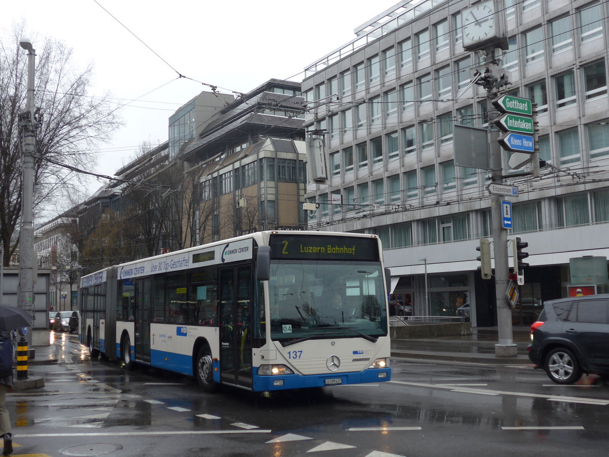 (169'469) - VBL Luzern - Nr. 137/LU 199'437 - Mercedes am 25. Mrz 2016 beim Bahnhof Luzern