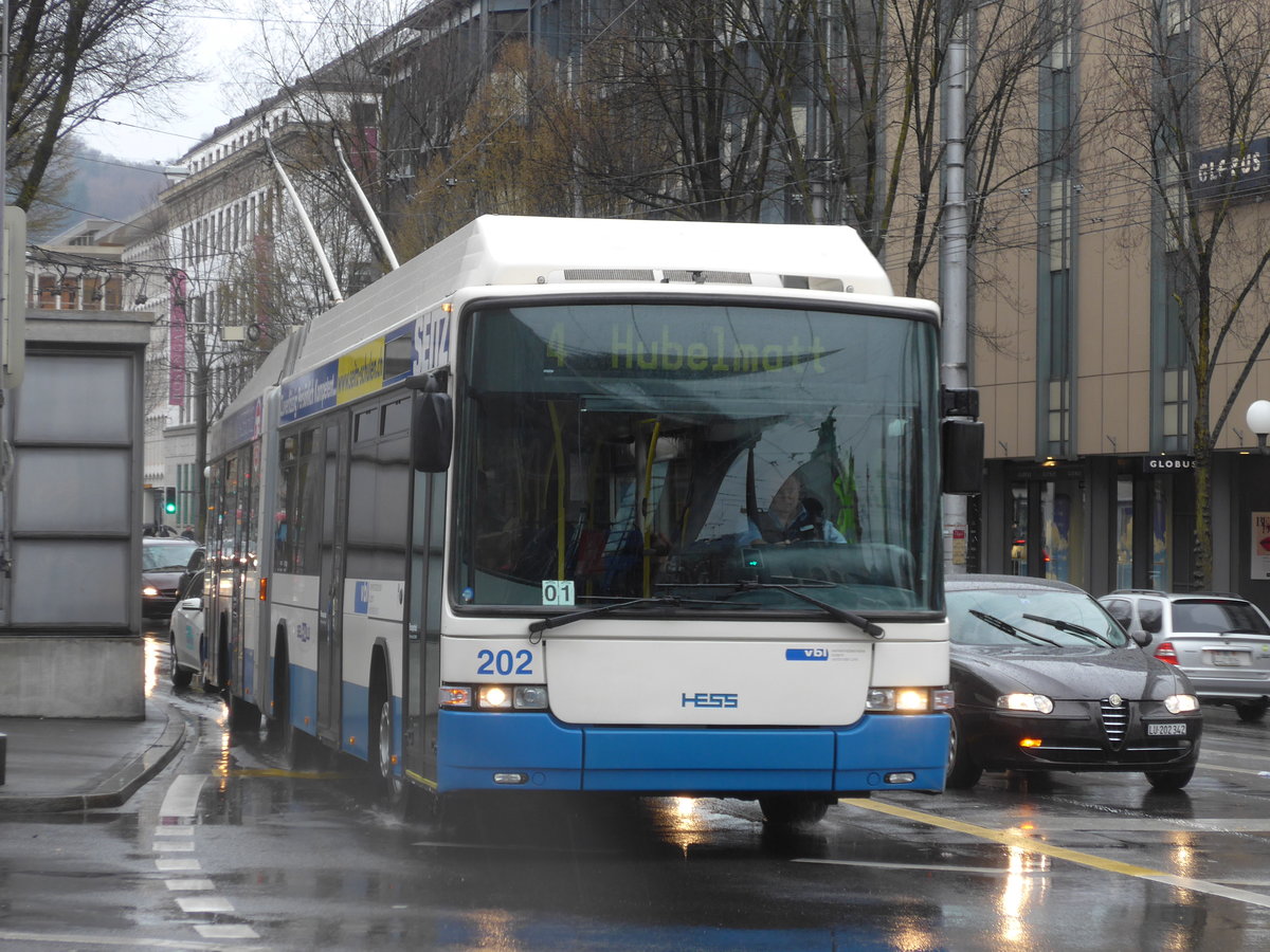(169'474) - VBL Luzern - Nr. 202 - Hess/Hess Gelenktrolleybus am 25. Mrz 2016 beim Bahnhof Luzern