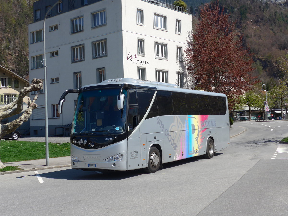 (169'838) - Aus Italien: Riccio Bus, Alvignano - EV-957 LX - Kinglong am 11. April 2016 beim Bahnhof Meiringen