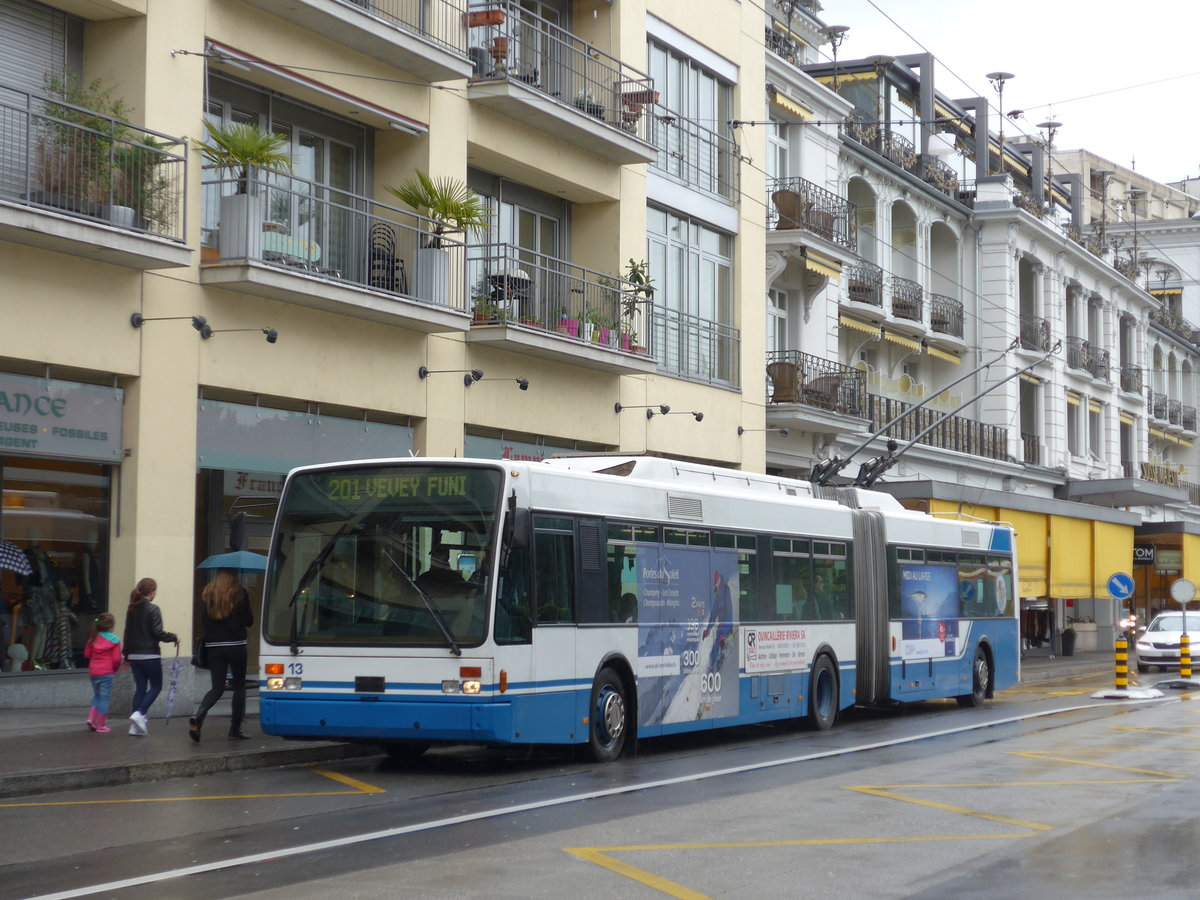 (170'171) - VMCV Clarens - Nr. 13 - Van Hool Gelenktrolleybus am 18. April 2016 in Montreux, Escaliers de la Gare