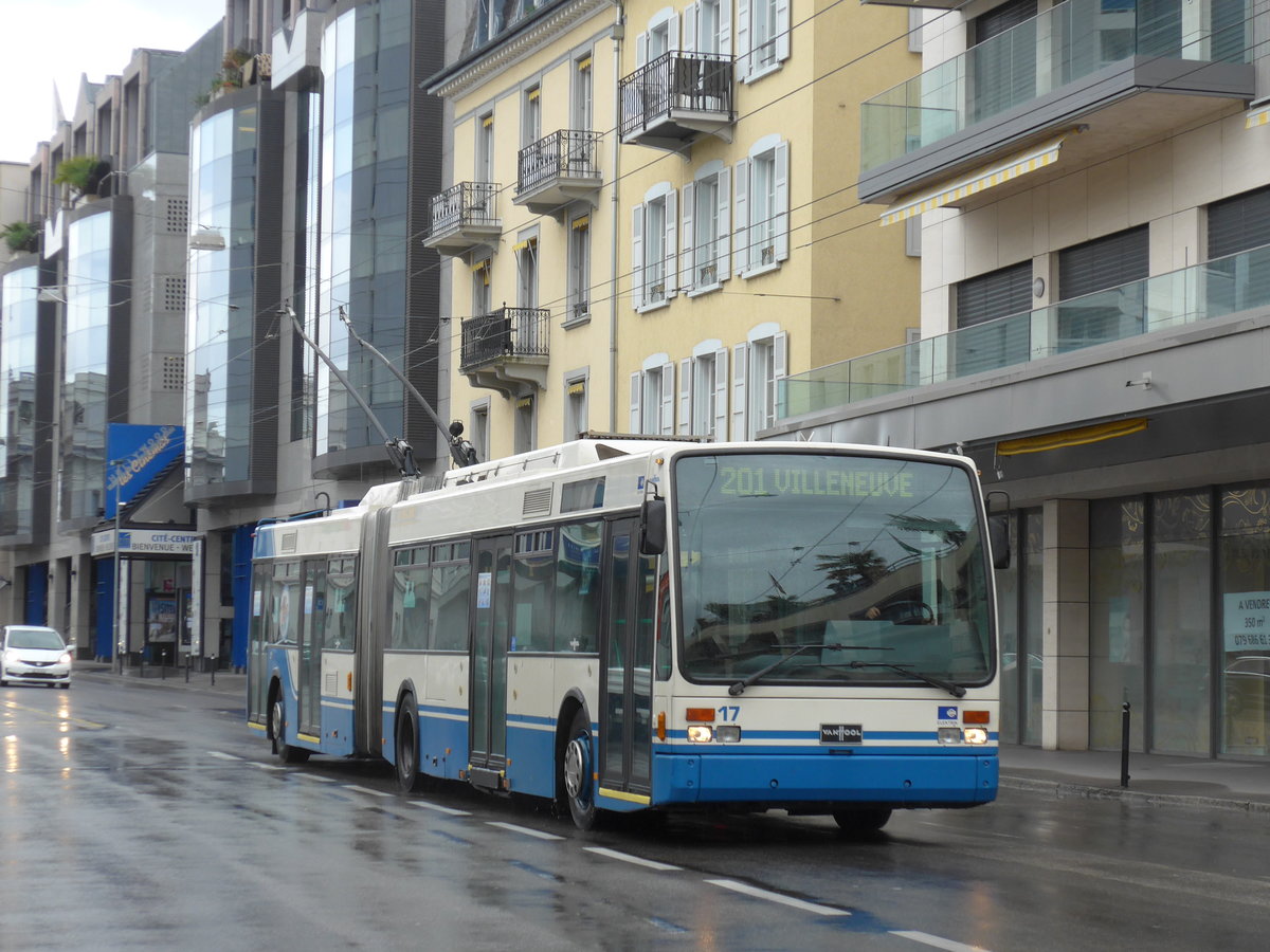 (170'172) - VMCV Clarens - Nr. 17 - Van Hool Gelenktrolleybus am 18. April 2016 in Montreux, Escaliers de la Gare