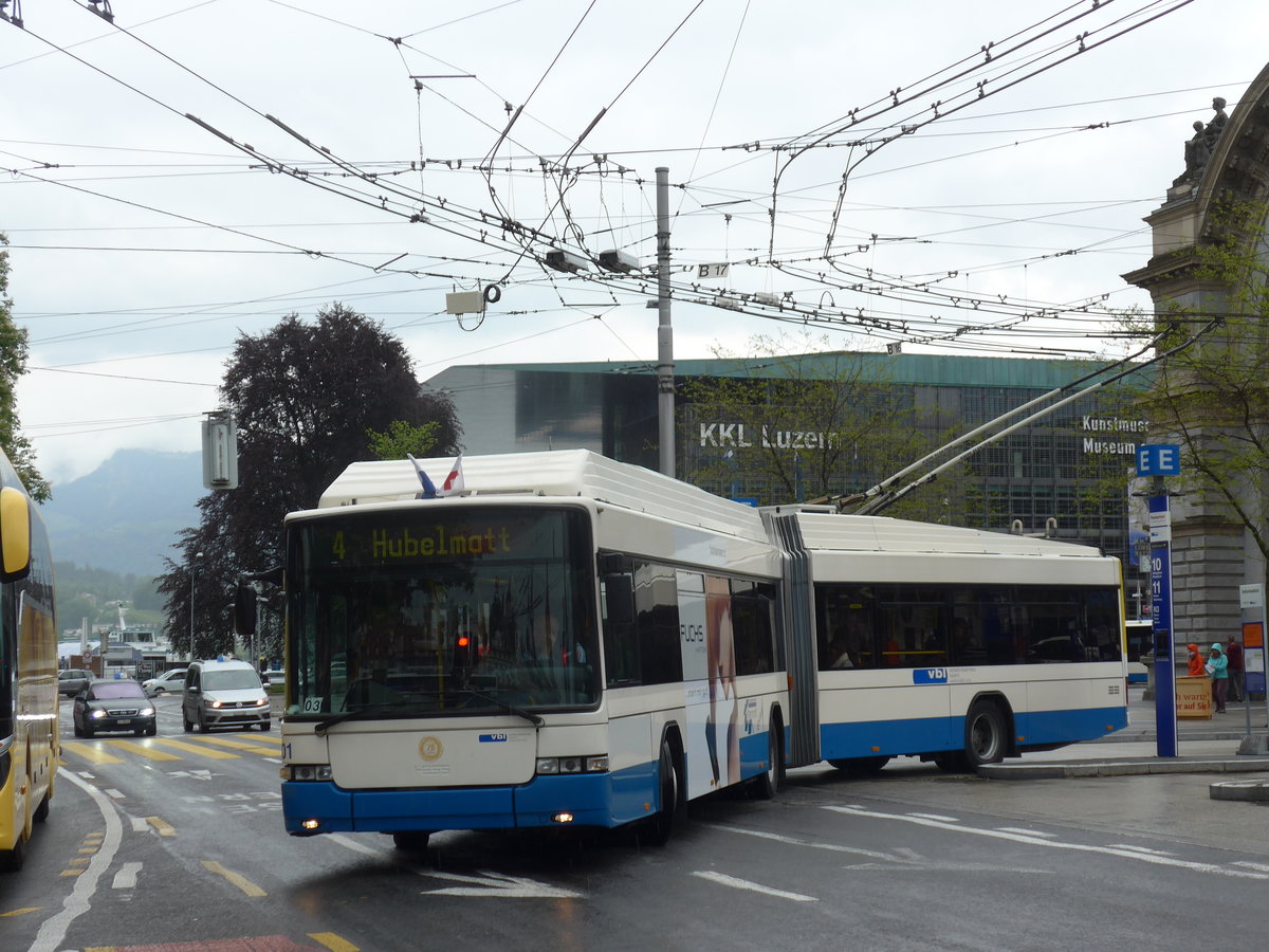 (170'867) - VBL Luzern - Nr. 201 - Hess/Hess Gelenktrolleybus am 14. Mai 2016 beim Bahnhof Luzern