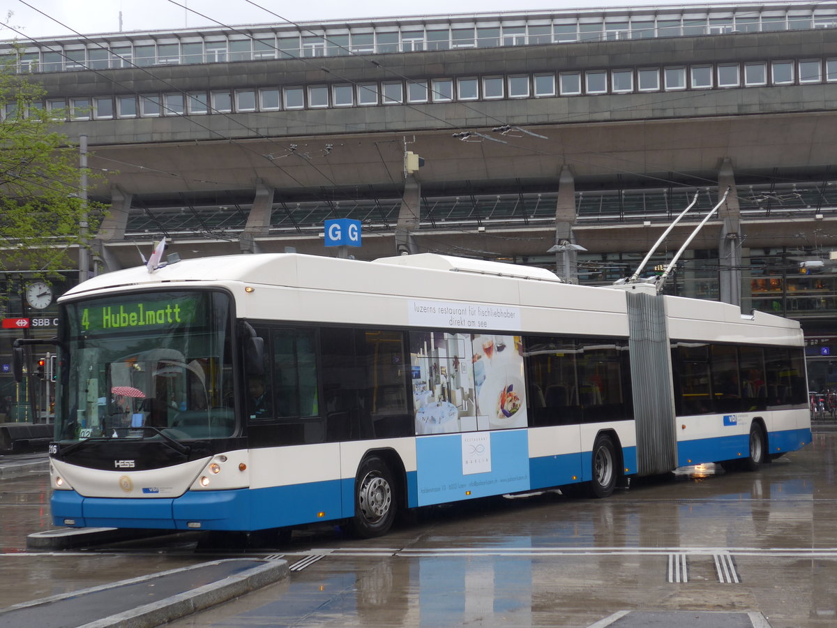 (170'873) - VBL Luzern - Nr. 216 - Hess/Hess Gelenktrolleybus am 14. Mai 2016 beim Bahnhof Luzern