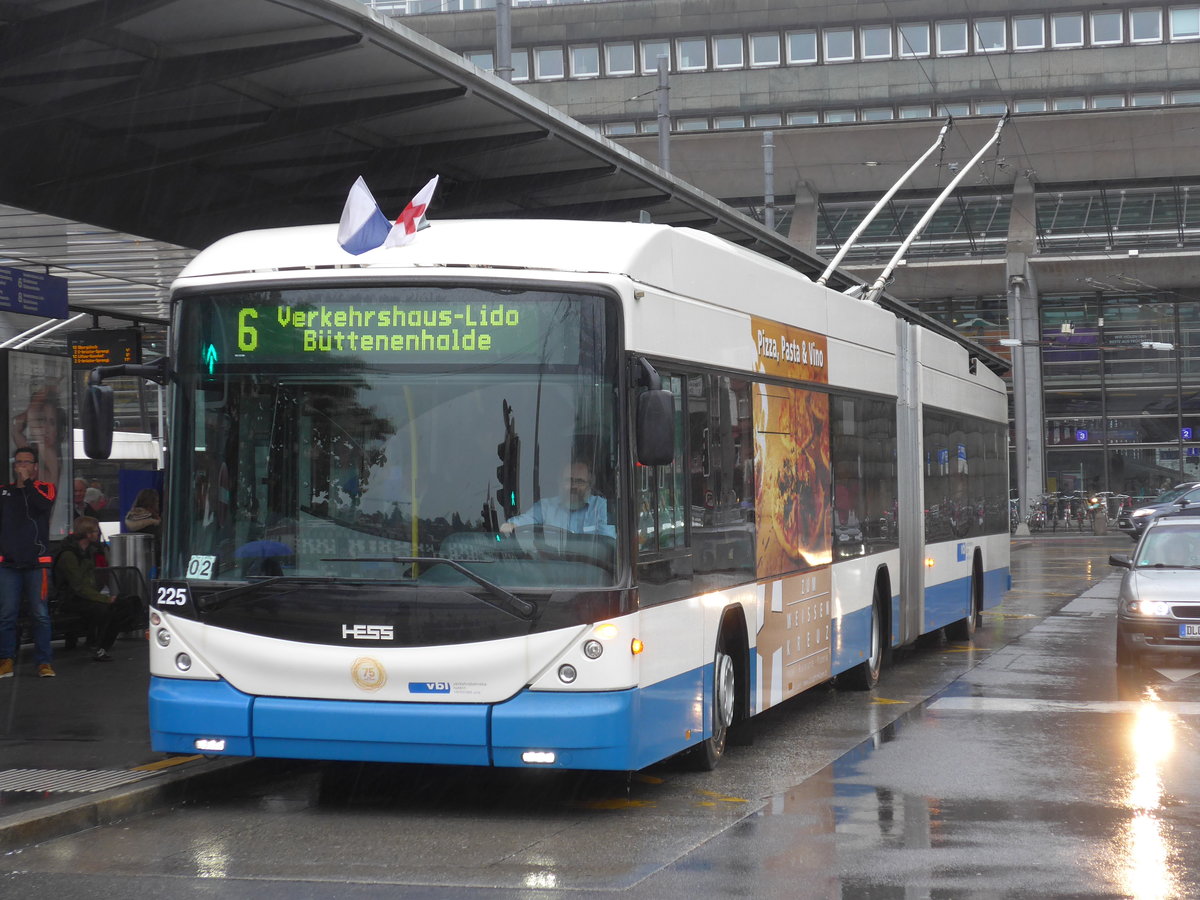 (170'874) - VBL Luzern - Nr. 225 - Hess/Hess Gelenktrolleybus am 14. Mai 2016 beim Bahnhof Luzern