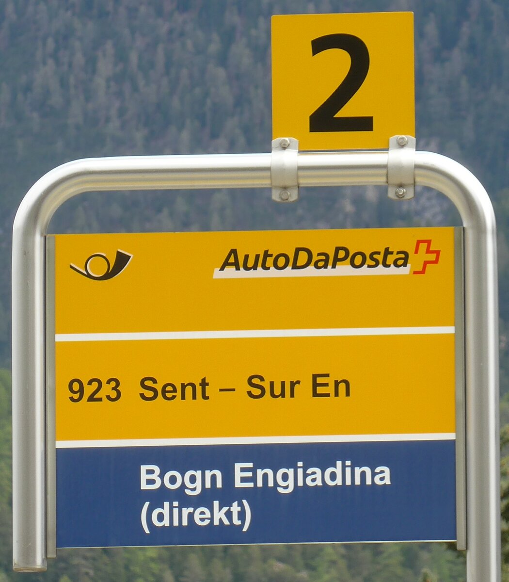 (170'922) - PostAuto-Haltestellenschild - Scuol-Tarasp, Bahnhof - am 16. Mai 2016
