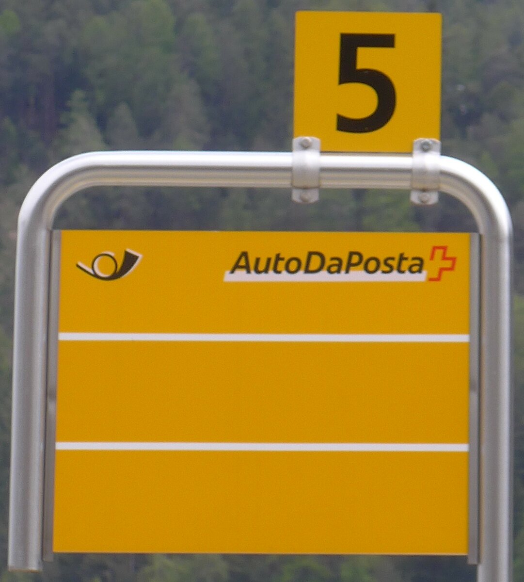 (170'925) - PostAuto-Haltestellenschild - Scuol-Tarasp, Bahnhof - am 16. Mai 2016